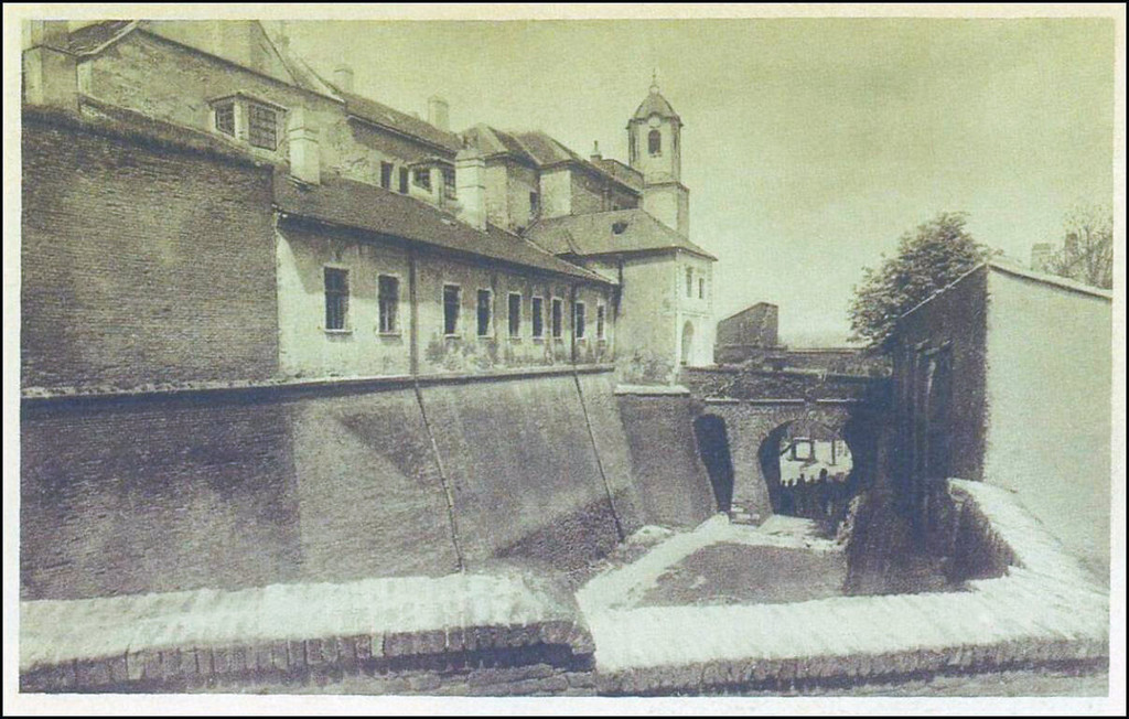 hrad Špilberk, Příkop a vstupní most do hradu