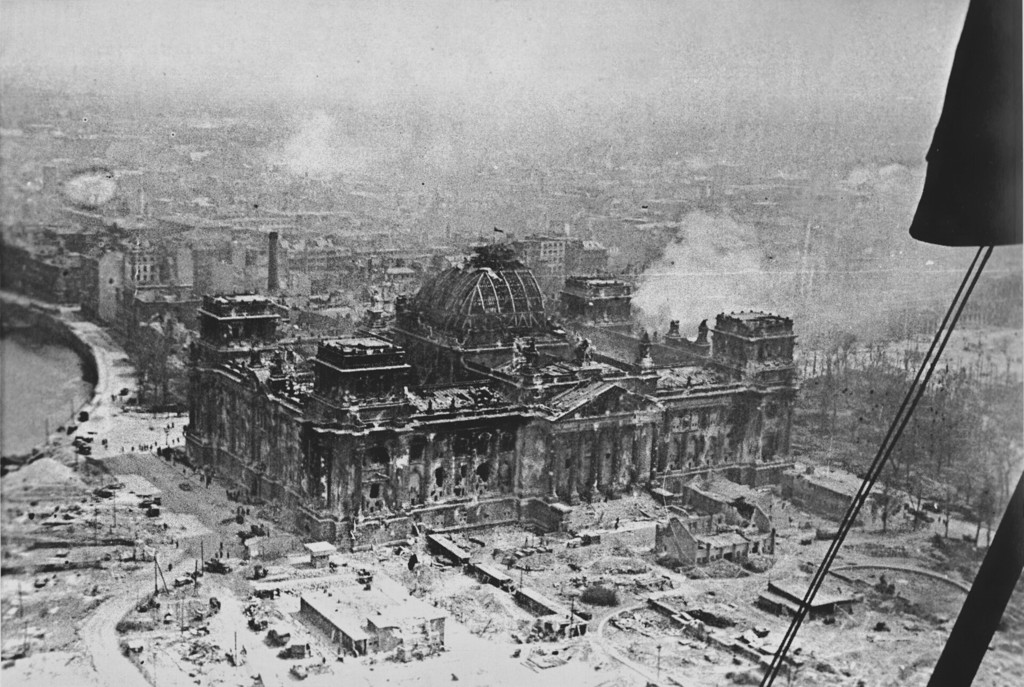 Siegesbanner am besiegten Reichstag am 1. Mai 1945
