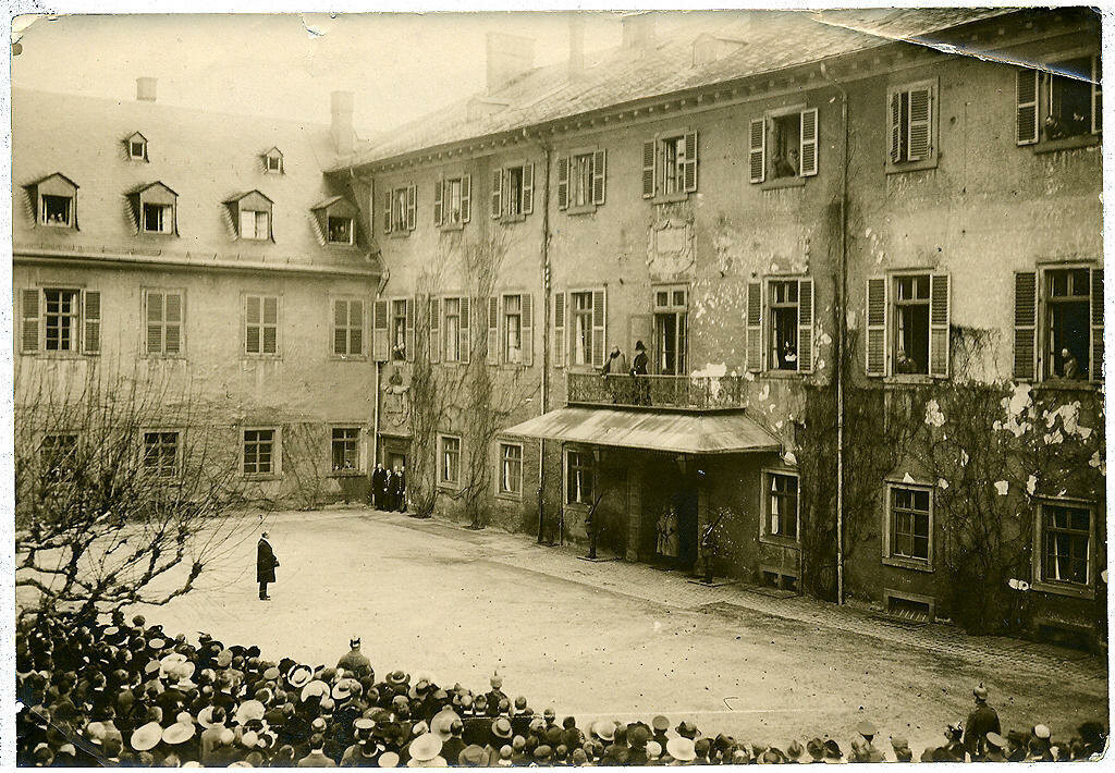 Kaiser Wilhelm und seine Gemahlin auf dem Balkon des Homburger Schlosses