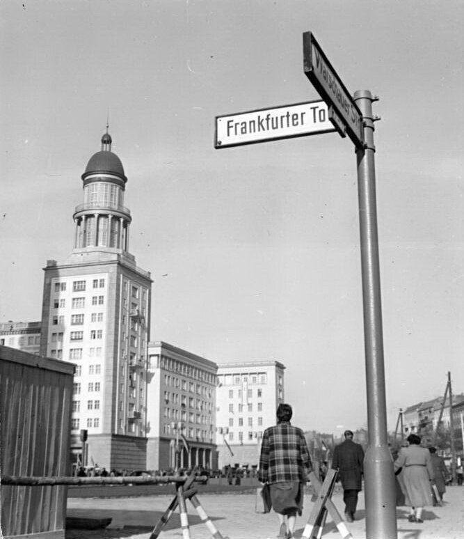 Ost-Berlin. Platz vor dem U-Bahnhof Bersarinstraße - 