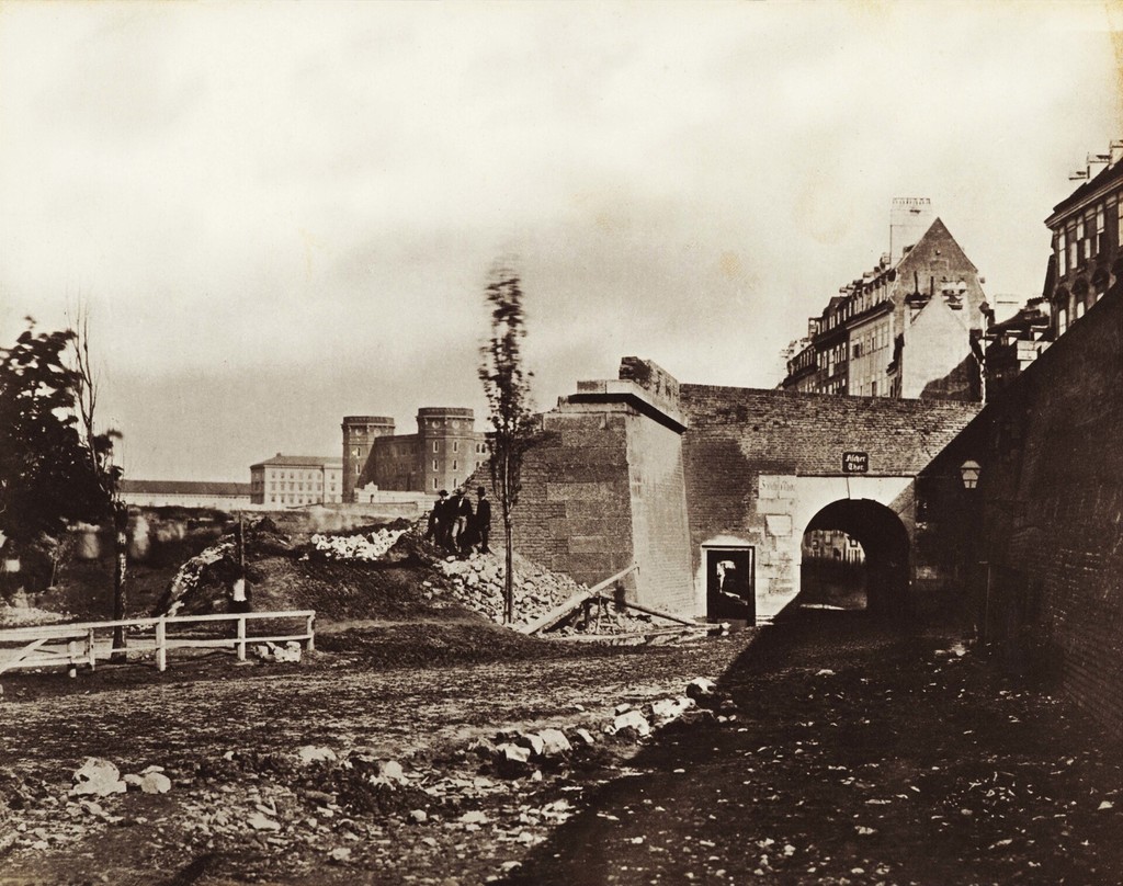 Das Fischertor der Gonzagabastei, vorstadtseitig, dahinter die Franz-Josefs-Kaserne