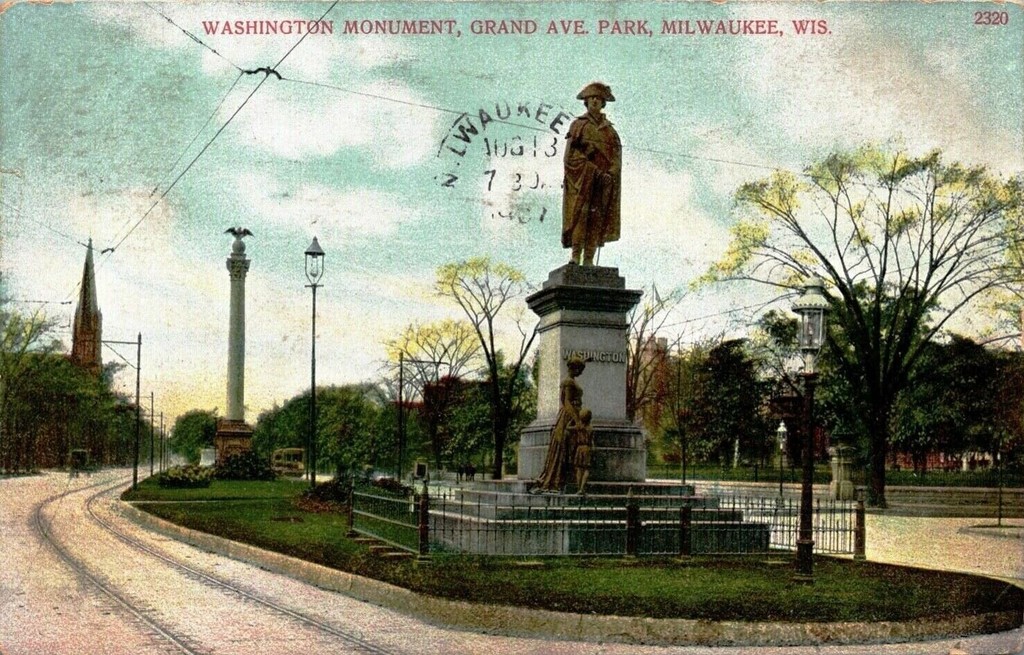 Milwaukee. Washington Monument