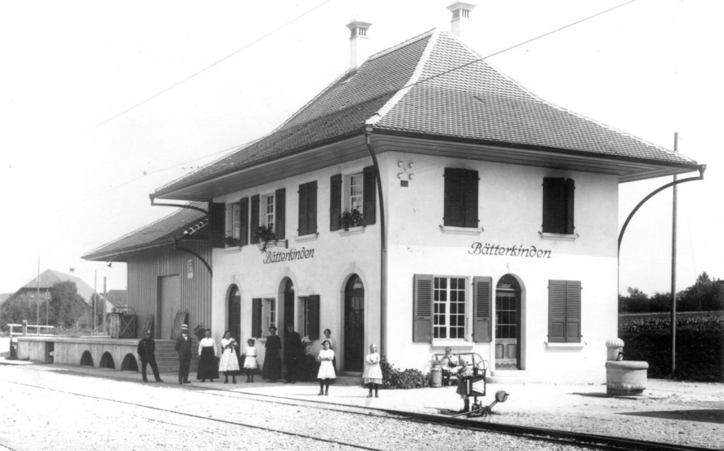 Stationsgebäude (gross) Bätterkinden
