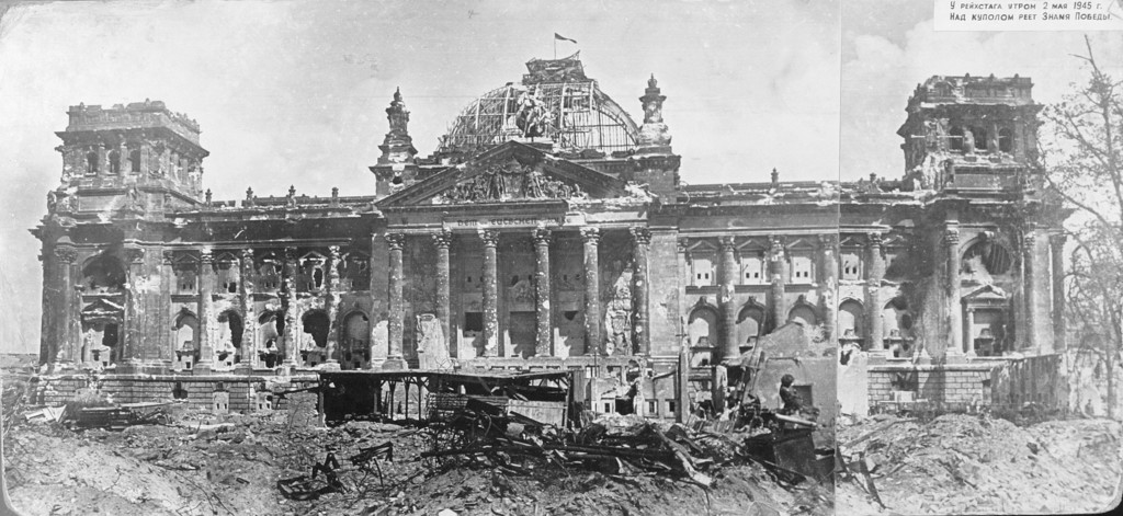 Blick auf den besiegten Reichstag am 2. Mai 1945. Banner des Sieges