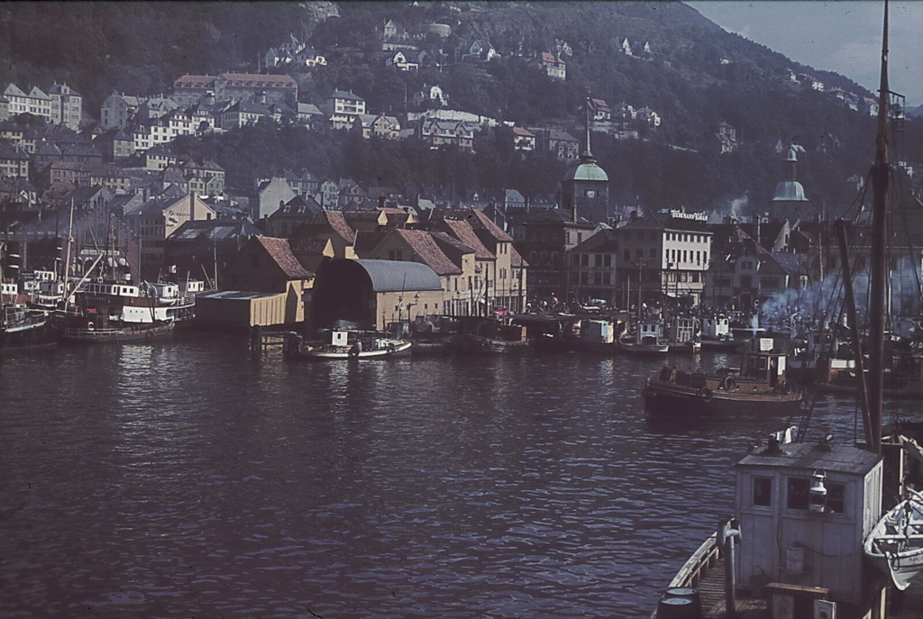 Bergen. Visning av en båt i havnen i byen