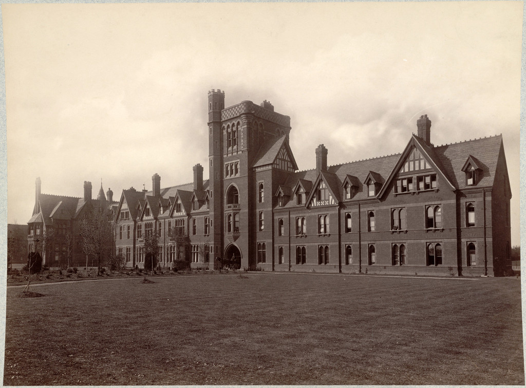 Cambridge. Girton College. Main Entrance