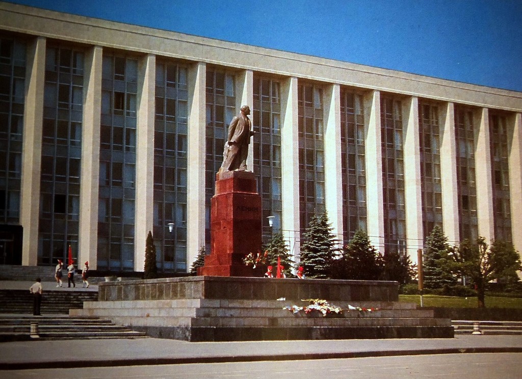 Chișinău, Monumentul lui Lenin, pe fundalul Casei Guvernului