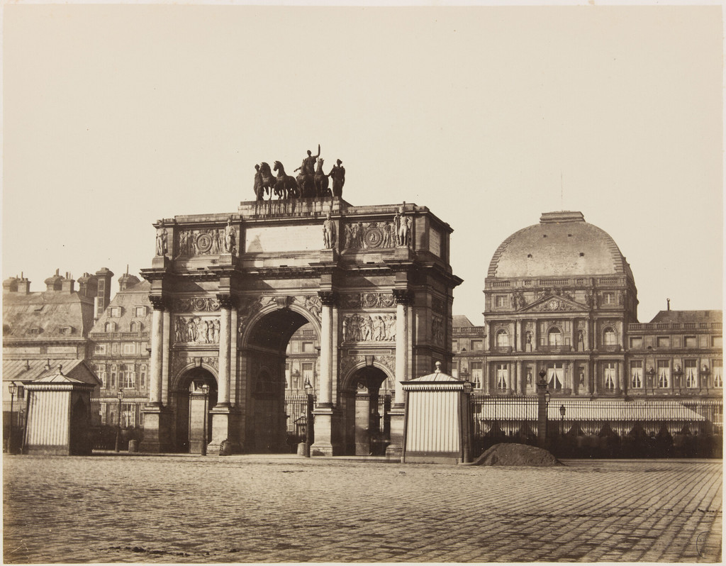 L'Arc de Triomphe du Carrousel au second plan, le Palais des Tuileries