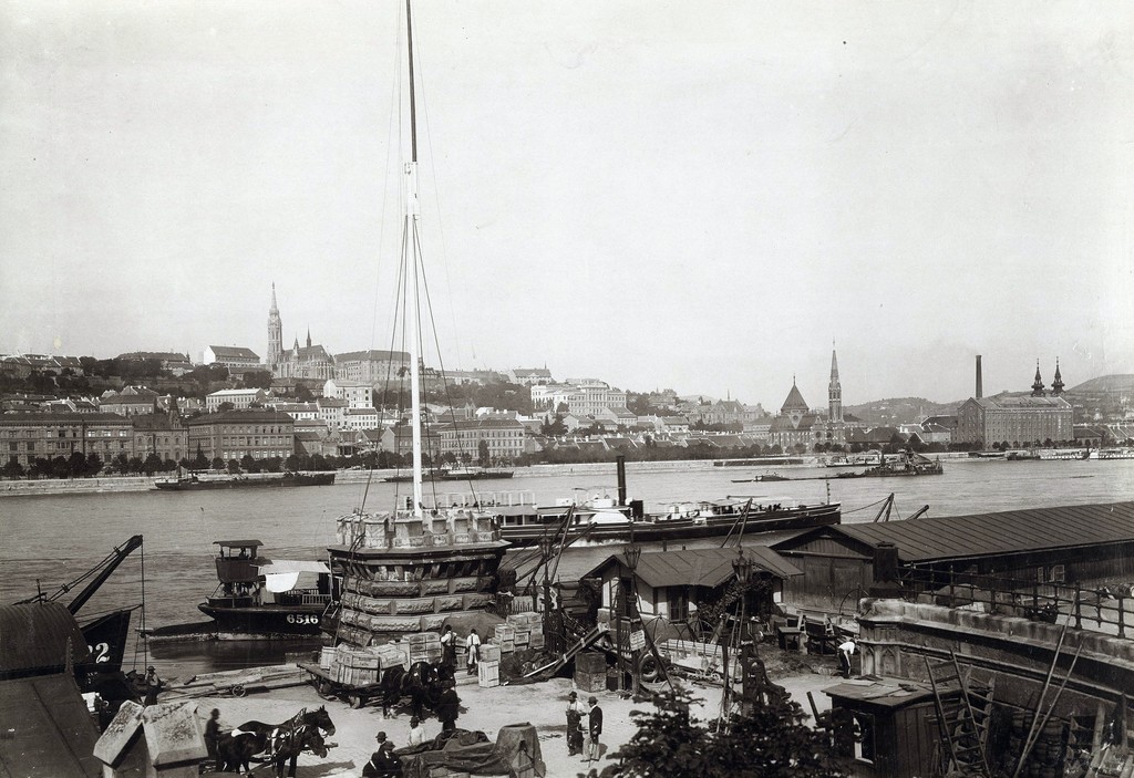 A teherhajó kikötő és raktárai a Rudolf rakparton, a Magyar Tudományos Akadémiától nézve