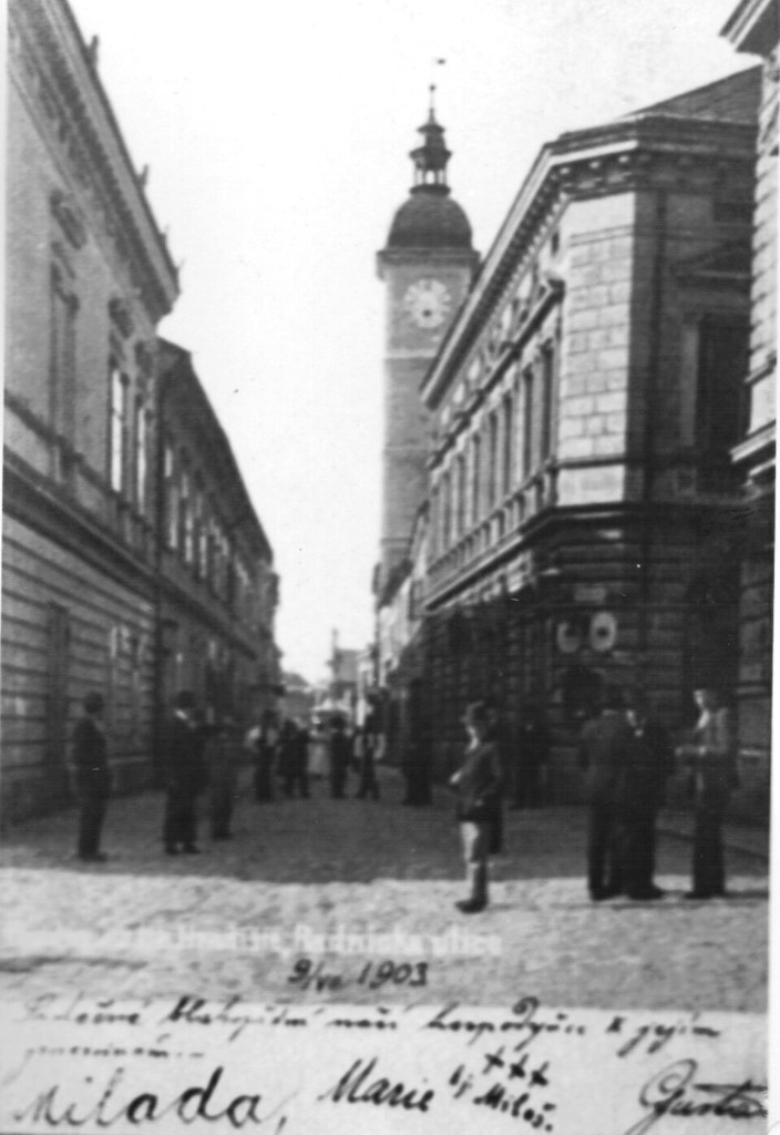 Uherské Hradiště. Pohled do Prostřední ulice z Masarykova náměstí