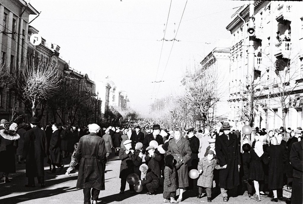 Первомайская демонстрация на Советской улице