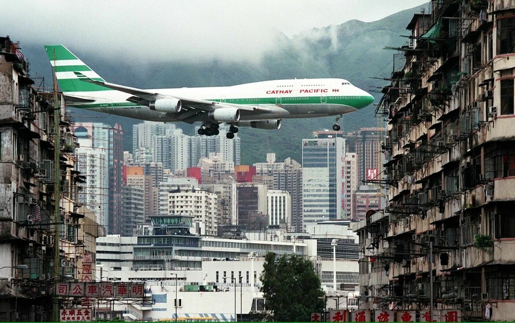Boeing 747-400 landing at the Kai Tak Airport
