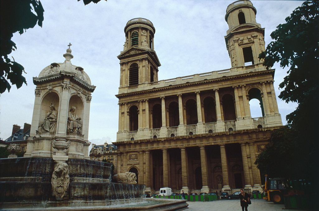 La fontaine et l'église Saint-Sulpice