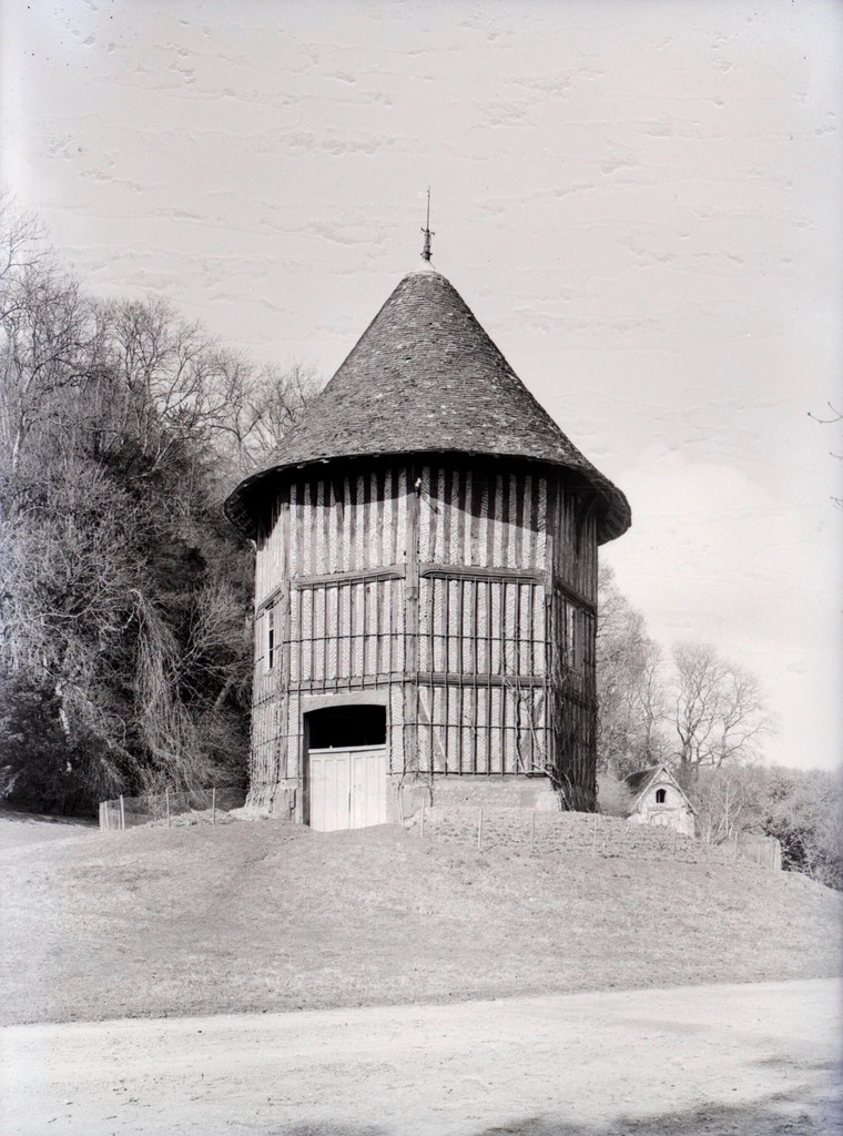 Château de Belleau à Notre-Dame-de-Courson : colombier à pans de bois
