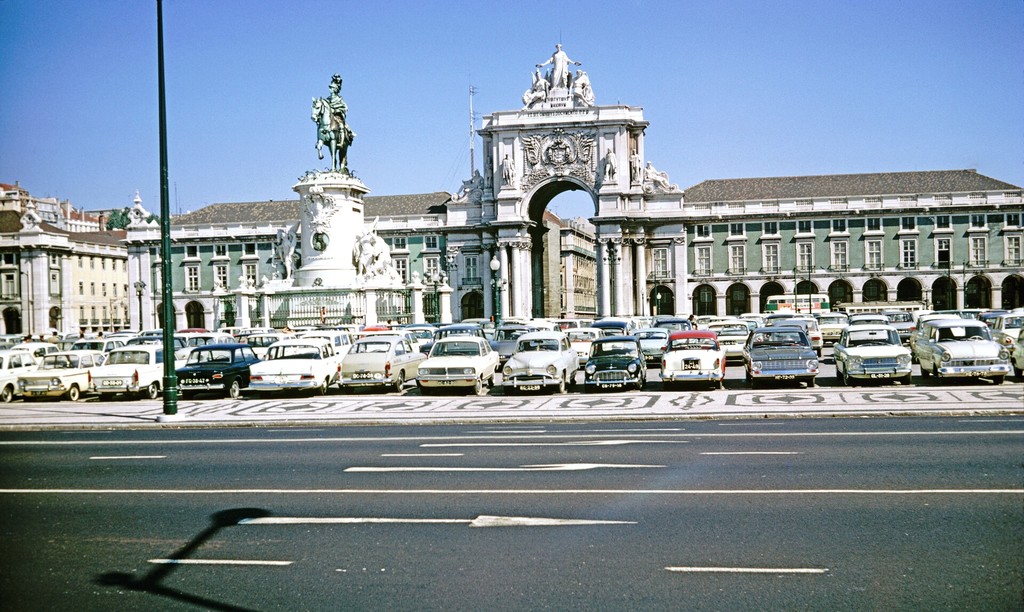 Estátua de D. José I na Praça do Comércio e Arco Triunfal da Rua Augusta
