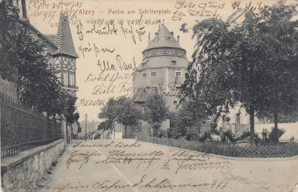 Schillerplatz mit Schloss Alzey