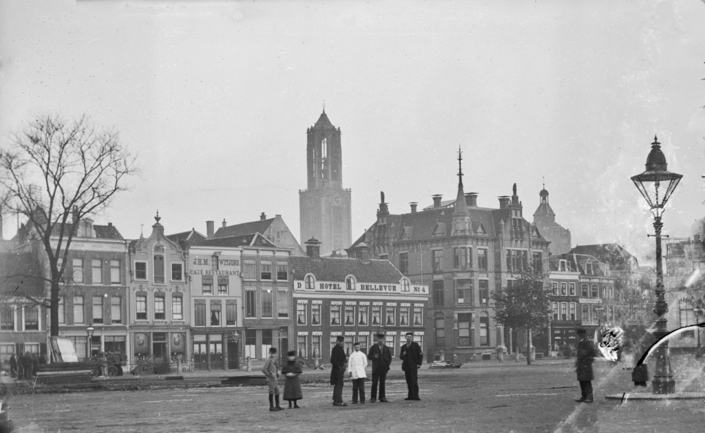 De oostelijke pleinwand van het Vredenburg het Hotel Bellevue en de ingang van de Drieharingstraat