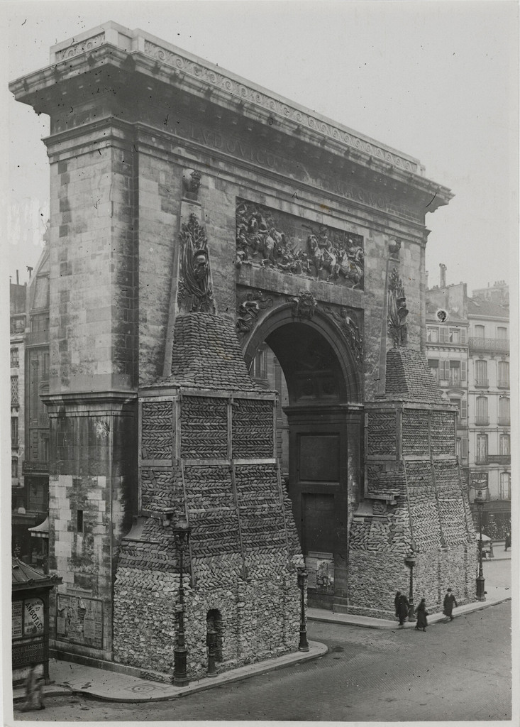 La porte Saint-Denis et son matelas de sacs de terre