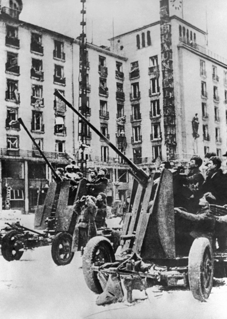 61-K típusú szovjet légvédelmi fegyverek a budapesti Rákóczi úton