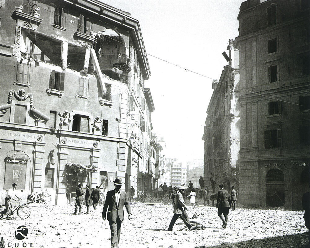 Piazza dei Sanniti dopo il bombardamento