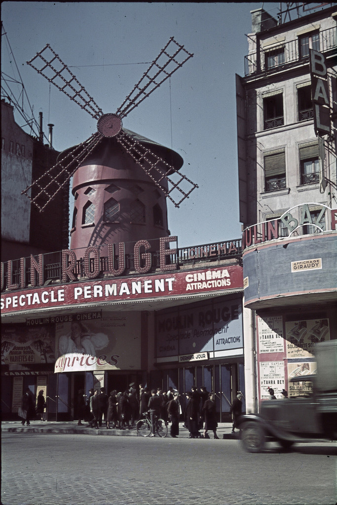 Vers la place Blanche et la place Pigalle: forains et cabarets Moulin rouge, Chat noir