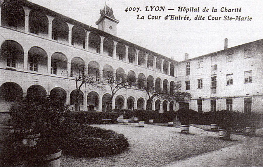 Lyon - Hôpital de la Charité La Cour d'entrée, dite Cour Sainte-Marie