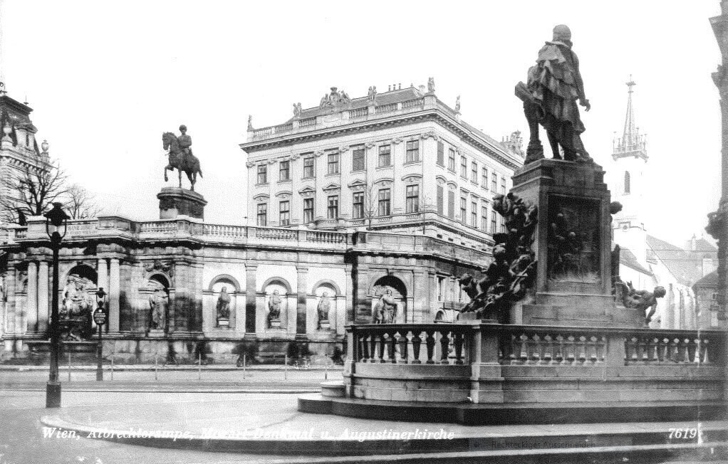 Blick auf den Albrechtslatz mit der Albertina und dem Mozartdenkmal