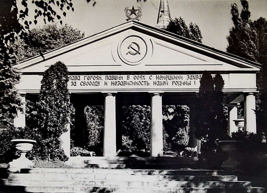 Mauzoleum - Masowy grób poległych żołnierzy radzieckich w Trzciance (Shenlank)