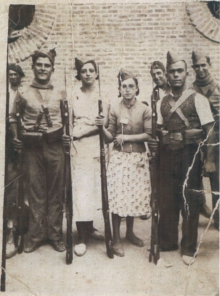 Jóvenes milicianos de la Compañía «Juanita Rico» en el patio de los Salesianos de Estrecho