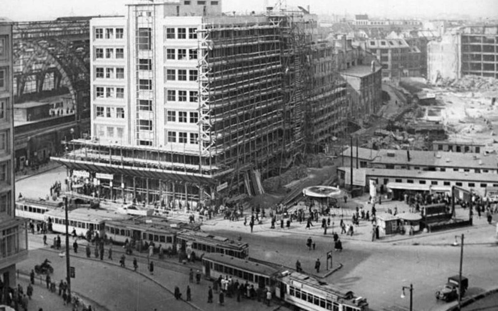 Der zerstörte Alexanderplatz mit dem Berolinahaus während des Wiederaufbaus