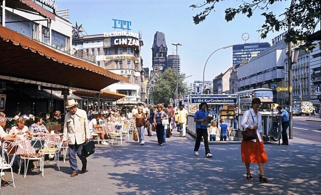 Kurfürstendamm an der Kreuzung Joachimsthaler Straße