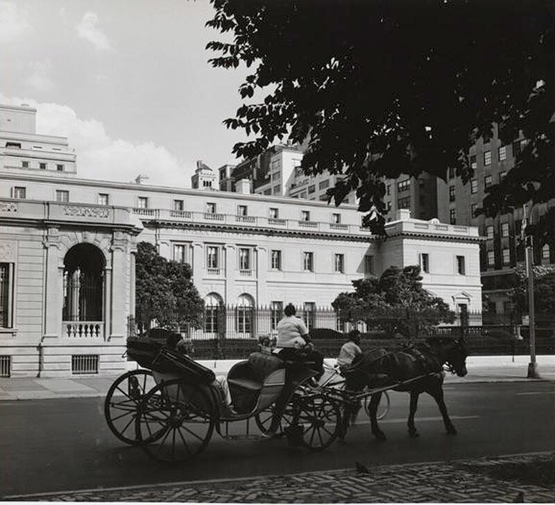 Horse-drawn carriage in front of The Frick Collection