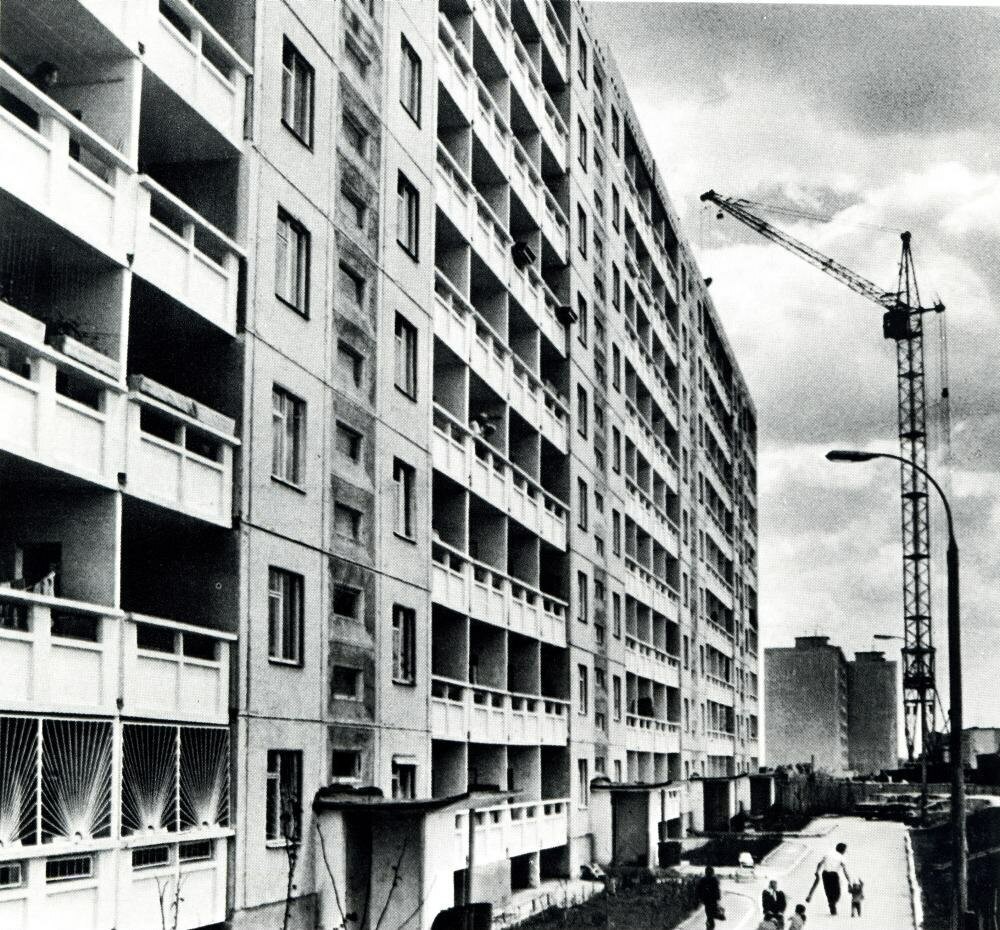 Construcția de case cu panouri cu 9 etaje de-a lungul bulevardul Mira