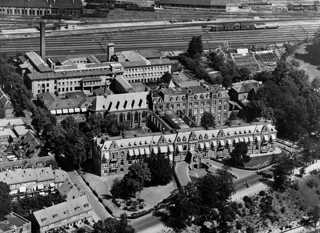 Arnhem. Luchtfoto van het St. Elisabeth Gasthuis aan de Utrechtseweg