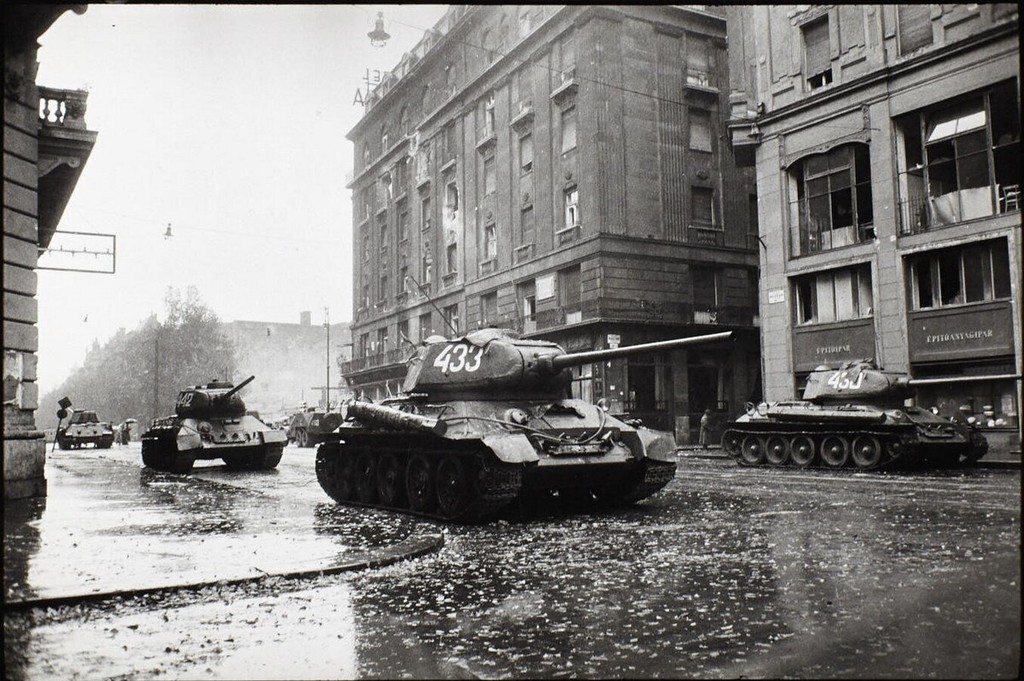 Szovjet tankok Budapest utcáin. 1956 év