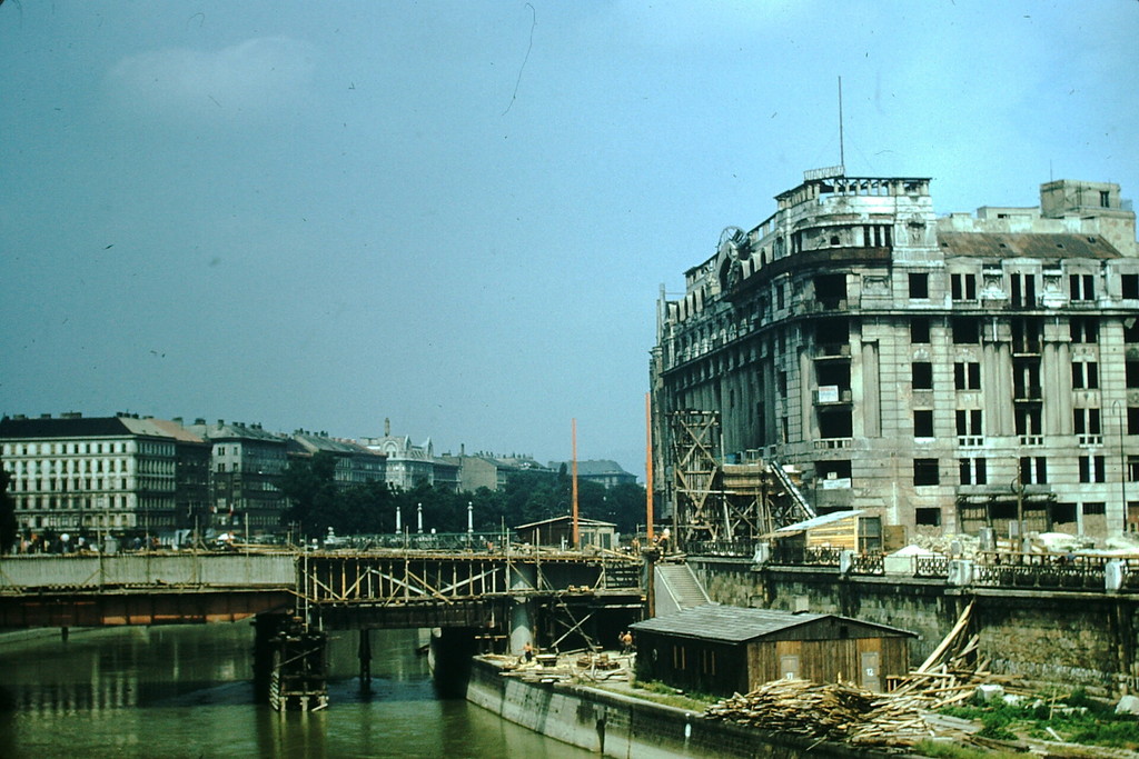 Donaukanal mit der Marienbrücke und dem Dianabad