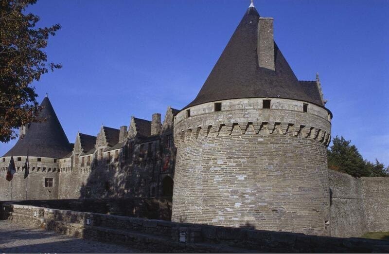 Pontivy. Château de Rohan. Façade ouest et tours sur les douves