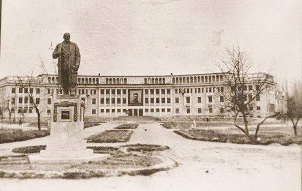 Памятник В.И. Ленину перед Дворцом текстильщиков