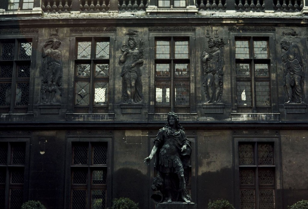 Statue de Louis XIV, cour d'honneur du musée Carnavalet