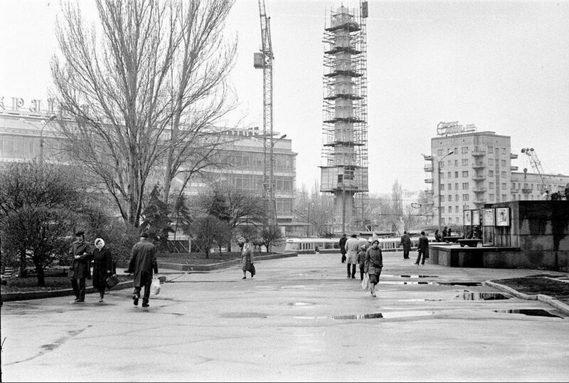 Будівництво обеліска Місту-герою на площі Перемоги