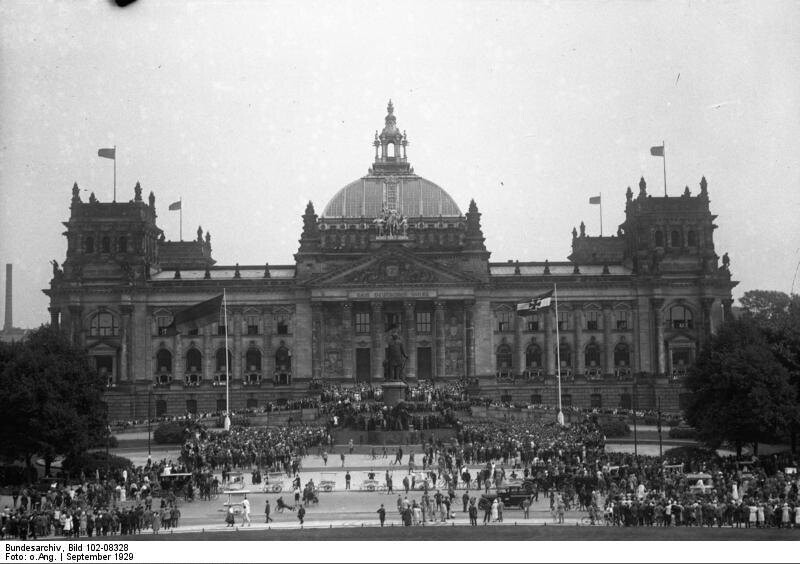 Reichstagsgebäude nach Bomben-Anschlag
