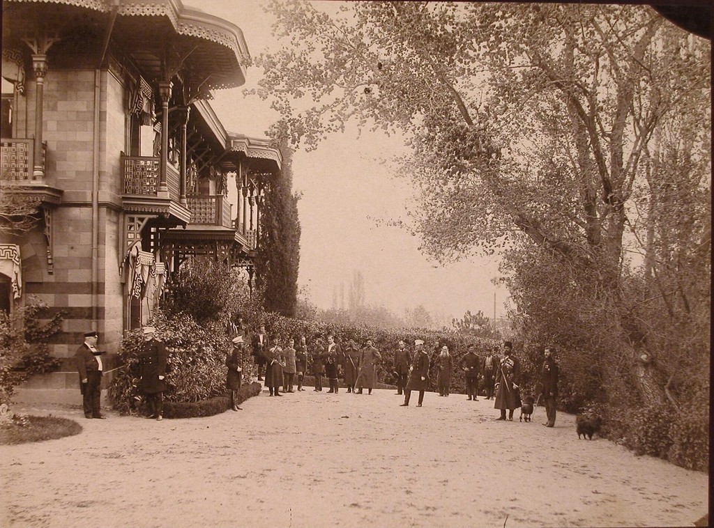 Grupa sług i szeregów konwoju przy wejściu do Małego Pałacu