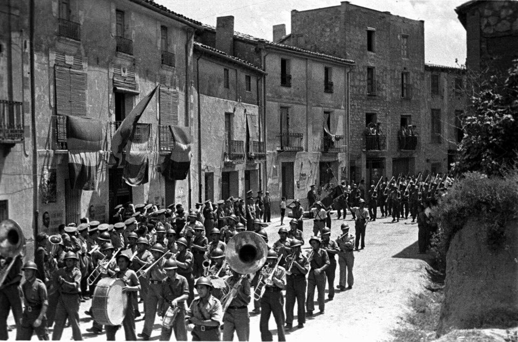 Dash Military Con Banda de Música en la Cuenca - Teruel Road en Torrebaja