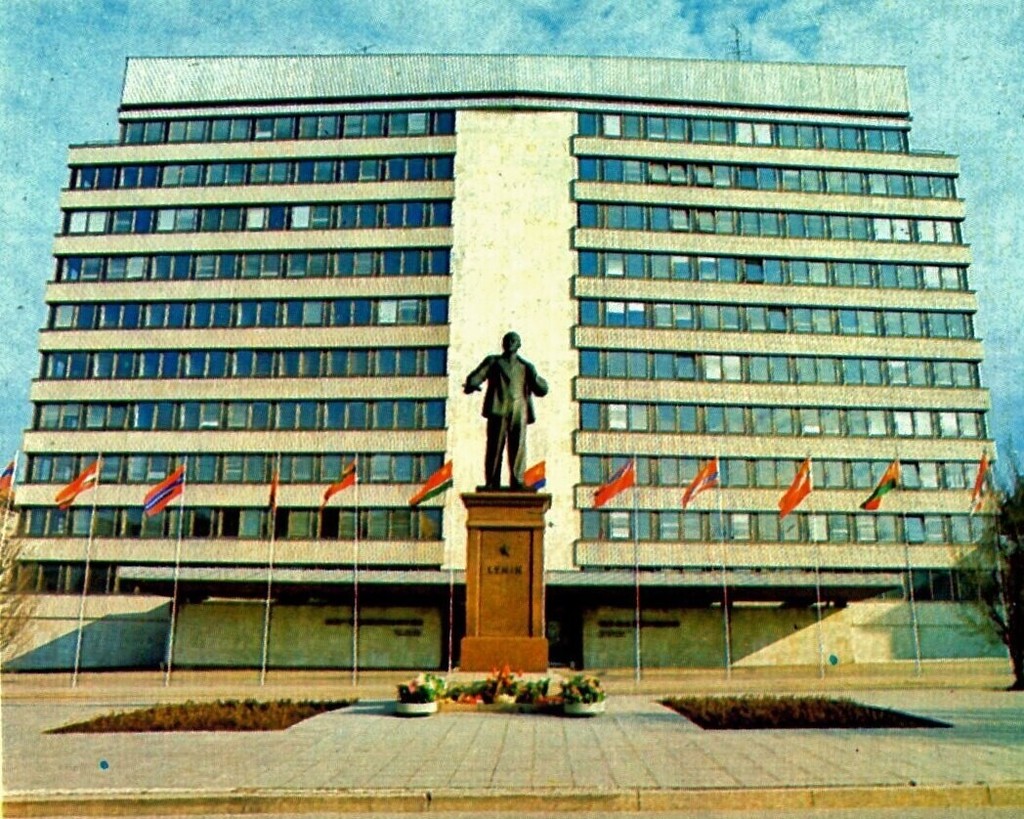 Monument to Vladimir Lenin in front of the Central Committee of the CPE