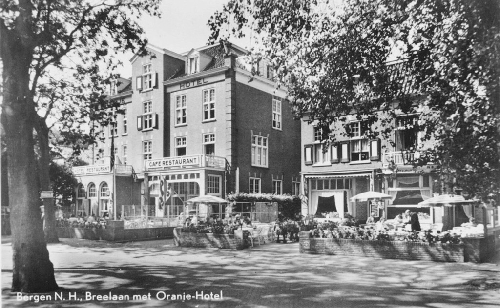 Bergen. Links Breelaan 7, het Oranje Hotel. Rechts Breelaan 11, Hotel Spoorzicht