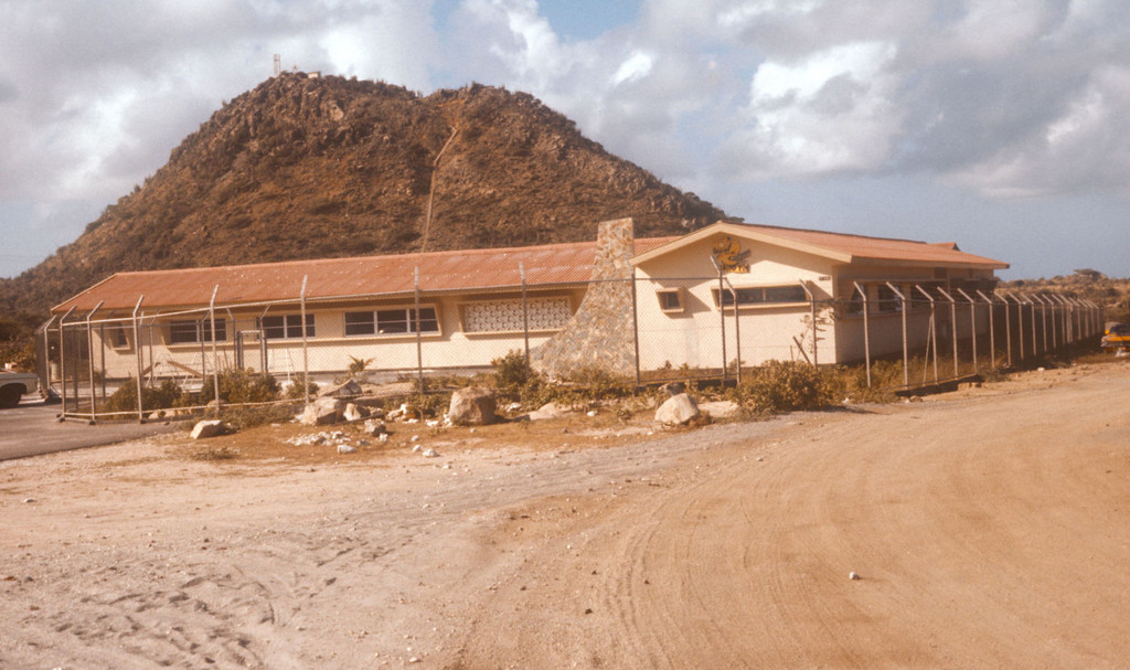 Gebouw Bibito Pin nabij protestantse kerk te Piedra Plat, met Hooiberg in achtergrond