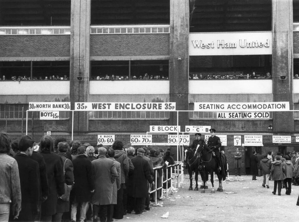 Queue at the ticket office at the stadium