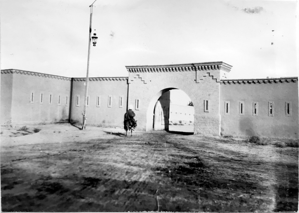 Вид ограды военного городка Термеза