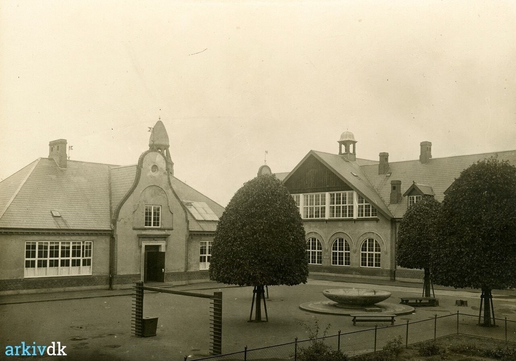 Skovshoved Skole med skolegården. Korsgårdsvej 1, Charlottenlund