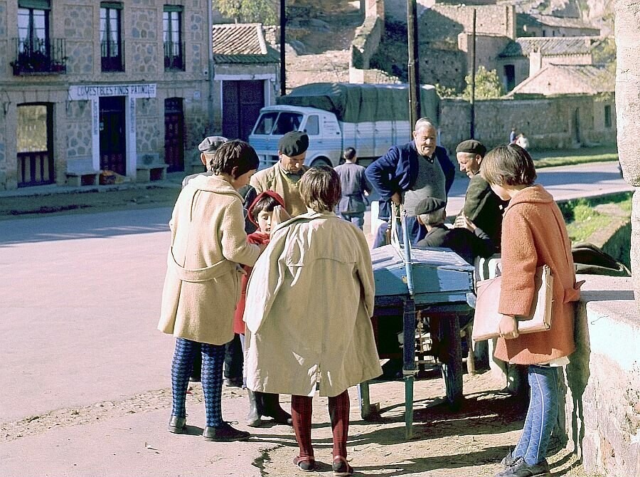 Toledo, Niños en el puesto de chuches del Puente de San Martin